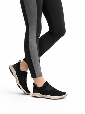 PUMA Womens 8.5 Black Slip-On Sneakers Athletic Running Comfort Shoes Mesh Soft